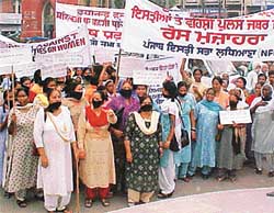 Leaders of the Punjab Istri Sabha hold a protest march