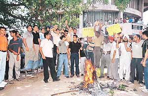 Students burn the effigy of Panjab University Vice-Chancellor 