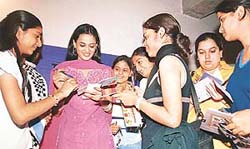 TV serial �Kasauti Zindagii Kay�star Shweta Tiwari signs autographs 