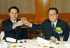 North Korean delegation leader Kim Ryung-sung and South Korea's Unification Minister Jeong Se-hyun toast during a reception in Seoul on Monday