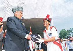 The UT Administrator, Lieut-Gen J.F.R. Jacob (retd), presents a trophy to Shweta Malik, Commander, Road Safety Platoon, KBDAV Centenary Public School, Sector 7-B, Chandigarh.
