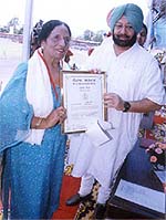 Punjab Chief Minister Capt Amarinder Singh honours the famous Punjabi folk singer