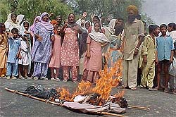 Activists of the BKU (Ekta) burn the effigy