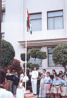 Delhi Minister for Transport, Tourism and Power Ajay Maken hoisting the national flag at Heritage School.