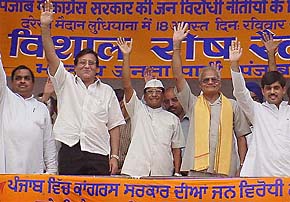 Union Ministers Vinod Khanna and Shahnawaj Hussain along with senior state BJP leaders during a rally