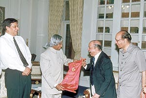 President A.P.J Kalam presenting the scroll of honour instituted by Gujar Mal Modi Foundation to Dr Kasturirangan, Chairman, India Space Research Organisation 