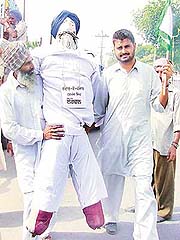 Protesters of the IHRO and the BKU carry an effigy of Sant Harchand Singh Longowal to be burnt at the SYL canal in Khant in Ludhiana on Tuesday