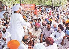 Tarsem Jodhan addresses protesters from various Left parties against the �anti-people� policies being pursued by the government, in Ludhiana on Tuesday. 
