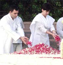 Rahul Gandhi and Priyanka Gandhi Vadra pay homage at the Rajiv Gandhi Samadhi