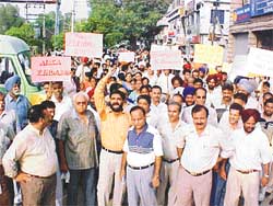Activists of the Punjab Bank Employees Federation hold a rally against the non-recovery of the NPAs in the country