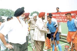 Mr S. S. Kohli, Chairman and Managing Director of Punjab National Bank, meeting the young players