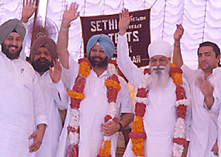 Chief Minister Capt Amarinder Singh, Punjab Pradesh Congress Committee president H. S. Hanspal and senior leaders of the Congress wave to the crowd