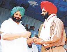 The Chief Minister, Punjab, Capt Amarinder Singh, presents a state award