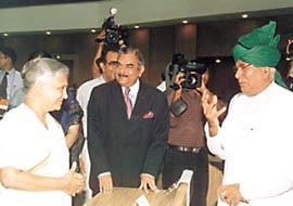 The Chief Minister of Haryana, Mr Om Prakash Chautala, and the Delhi Chief Minister, Mrs Sheila Dikshit, during an international conference on �Strategies for Energy Conservation in the New Millennium� in the Capital 