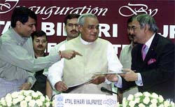 Prime Minister Atal Behari Vajpayee, Union Power Minister Suresh Prabhu and R. S. Lodha