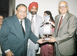 RBI Governor Dr Bimal Jalan presenting the first prize to Mr SS Kohli, CMD, PNB and Mr T. S. Narayansami, ED, for use of Rajbasha.