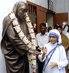 Sister Nirmala, the successor to Mother Teresa, pays her respects to the founder of the Order