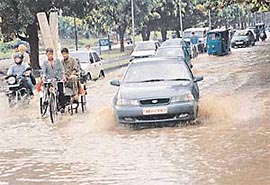 A heavy downpour puts road users to inconvenience in Chandigarh 