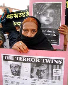 Gas victims demonstrate before the Chief Judicial Magistrate's Court in Bhopal