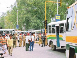 The blocked road and the angry mob on the Ludhiana-Ferozepore road near Agar Naga