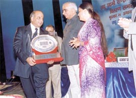 Mr K.K. Sharma, Chairman, Aimil Pharmaceuticals (India) Ltd, receiving the National Award