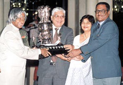 Delhi University Vice-Chancellor Dr Deepak Nayyar receiving the Maulana Abul Kalam Azad Trophy for the best sports university from the President