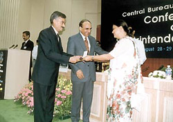 Mr O.P. Galhotra, DIG, CBI, receiving the Police Medal from Union Minister Vasundhara Raje.