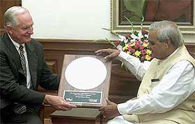 Prime Minister Atal Behari Vajpayee receives a memento from Intel CEO Craig Barrett