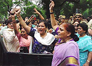 BJP Mahila Morcha activist protest outside Sonia Gandhi's residence