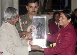 President APJ Abdul Kalam presents the Arjuna Award to Sita Gossain,