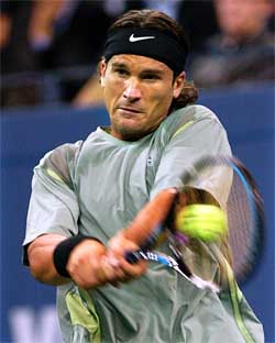 Carlos Moya of Spain returns to Jan-Michael Gambill
