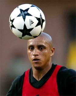Real Madrid's Brazilian player Roberto Carlos controls the ball during a training session in Monte Carlo