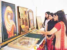 Visitors at �Expressions�