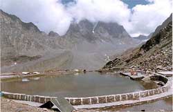 The spectacular view of the Manimahesh lake and temple