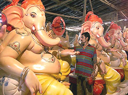 Indian artist puts finishing touches on an idol