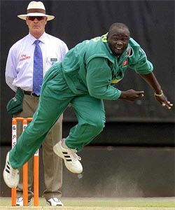 Kenya's Thomas Odoyo bowlKenya's Thomas Odoyo bowls to Pakistan's batsman Saeed Anwar