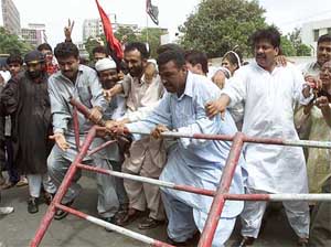 Angry supporters of Benazir Bhutto