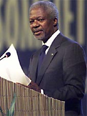 UN Secretary-General Kofi Annan addresses the plenary session of the Earth Summit in Johannesburg 