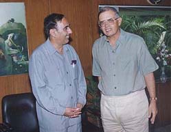 Himachal Pradesh horticulture minister Sh. Narender Bragta met Delhi Lt. governor Sh. Vijay Kapoor