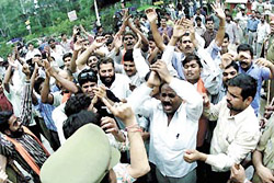 Shiv Sena activists protesting against the screening of Manisha Koirala starrer �Ek Chhoti Si Love Story�