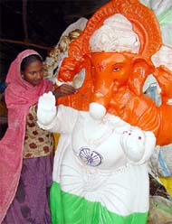 An artist paints the Indian national flag