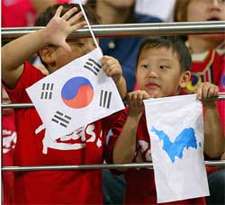 South Korean children hold South Korea's national flag