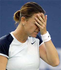 Lindsay Davenport of the United States wipes her face