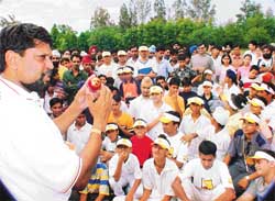 �Cricketer of the Century�, Kapil Dev gives tips on fast bowling to budding cricketers
