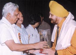 GHPS, Vasant Vihar, Principal S. S. Minhas, receiving Spardha Ratna Award from Narendra Nath