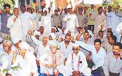 Freedom fighters Amar Singh and Sadhu Ram Saini sit on a fast
