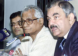 Defence Minister George Fernandes  and FICCI president Rajendra S. Lodha