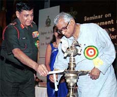 Defence Minister George Fernandes along with army chief general S.Padmanabhan