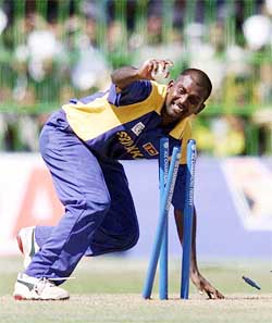 Sri Lankan seamer Pulashti Gunaratne uproots the bails to run out Pakistani batsman Yousuf Youhana 