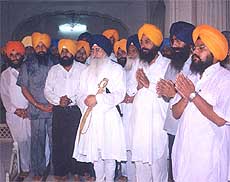 Jathedar Akal Takht, Giani Joginder Singh Vedanti with leaders of AISSF (Bhoma) 